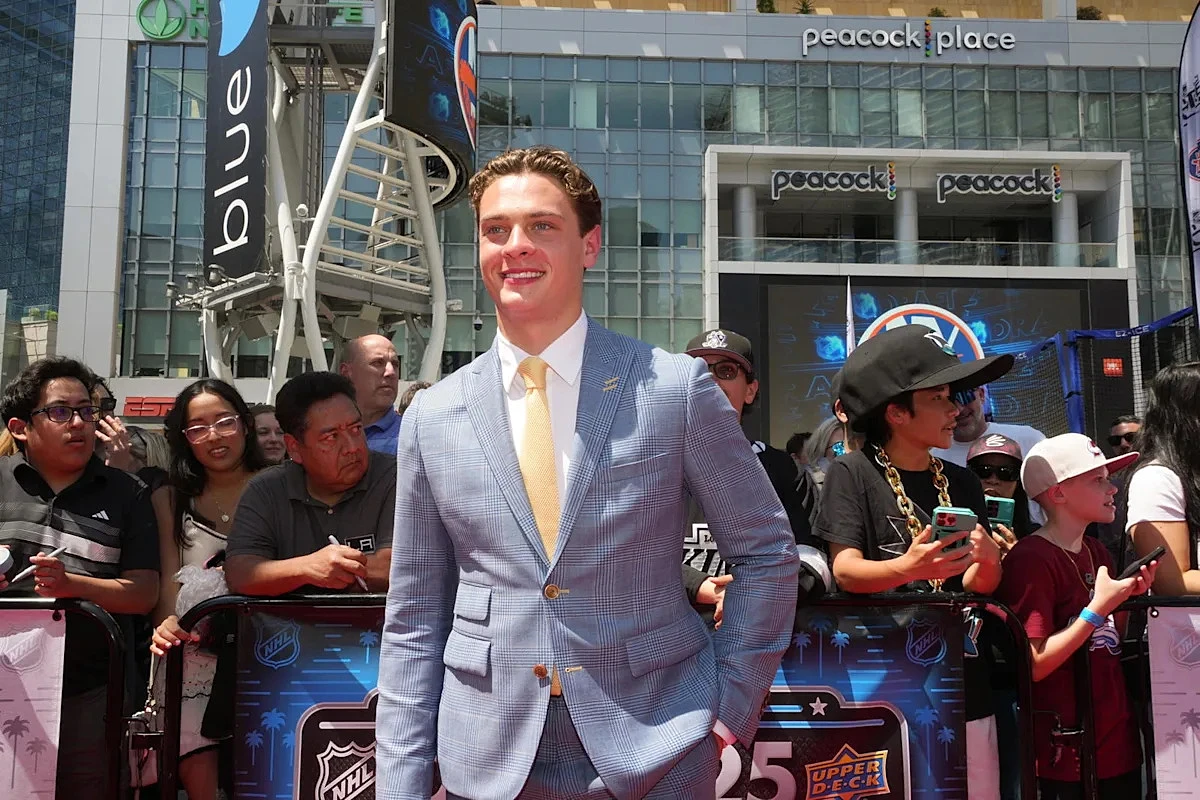 Bruins' Sturm Gives James Hagens Big Praise After Strong NHL Debut