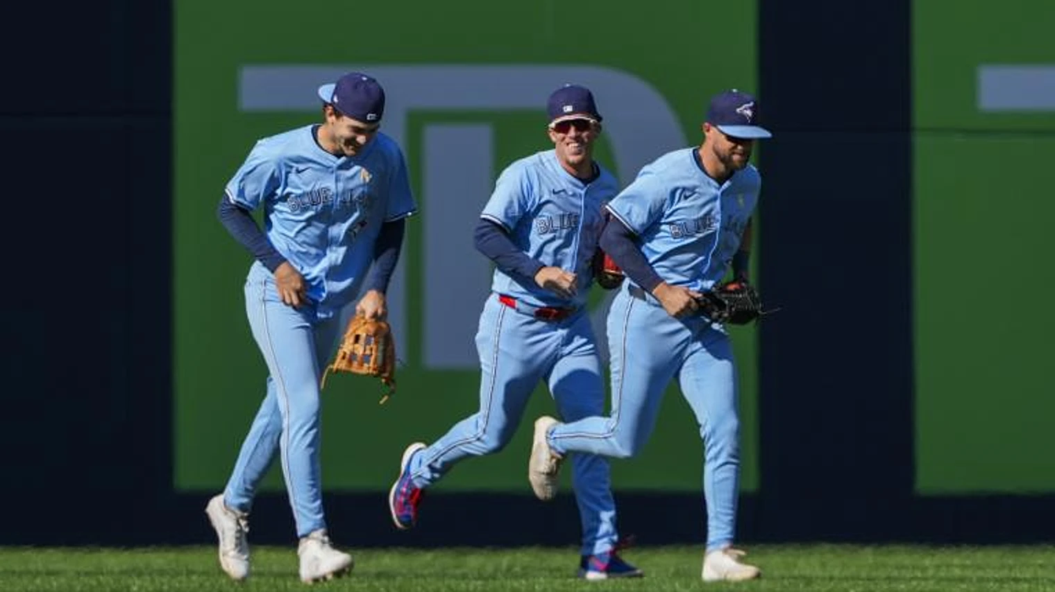 Blue Jays trade minor league OF to White Sox for 22-homer utilityman