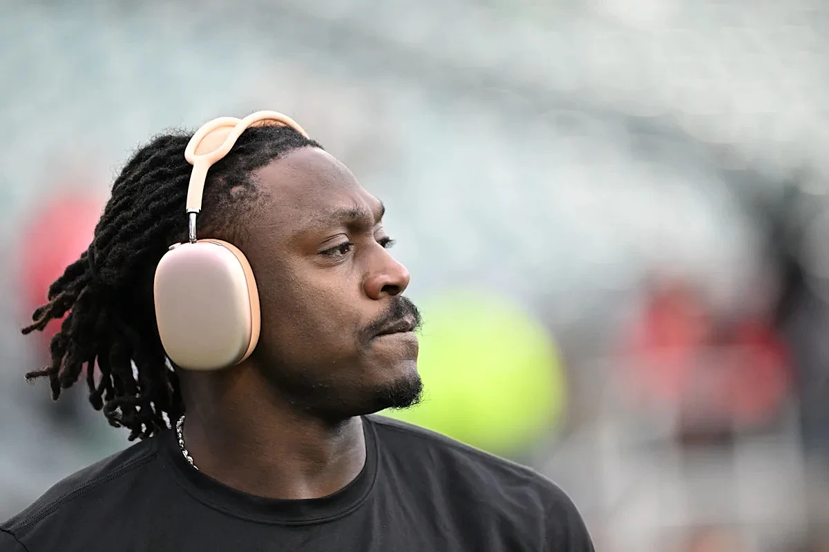 Patriots aren't closing the door on potential A.J. Brown trade