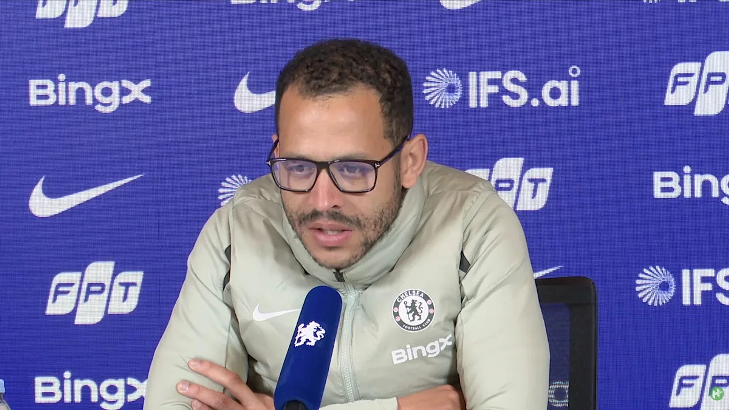 “I have to change it now” – Transfers not an option for Rosenior to fix major problem with Chelsea
