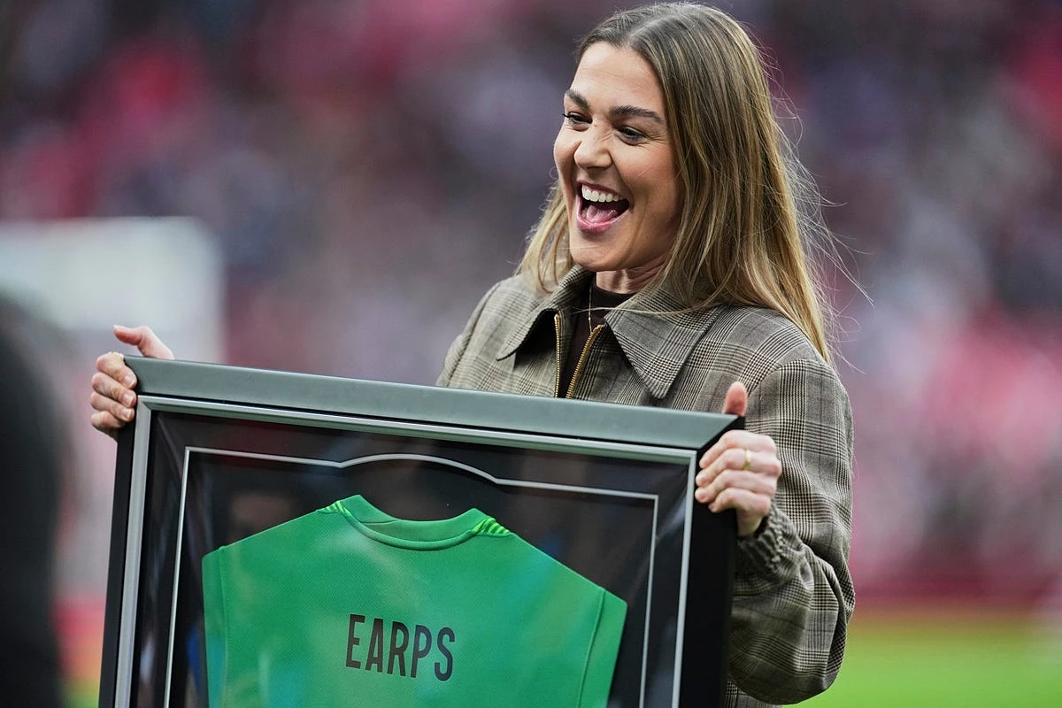 Mary Earps given rousing reception in retirement send-off as Lionesses face Spain at Wembley