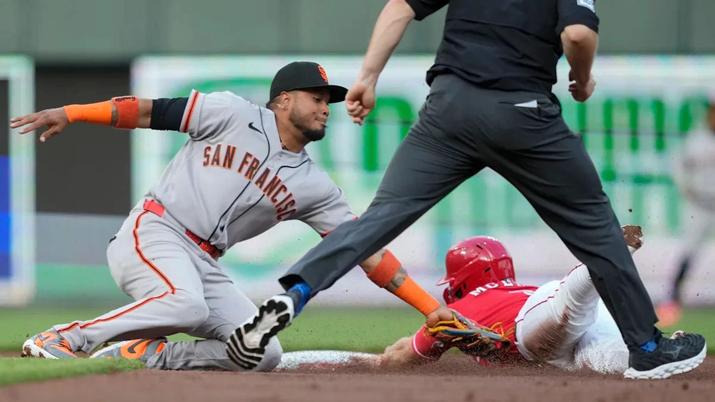 Stewart and Steer go deep, Reds beat Giants 2-1