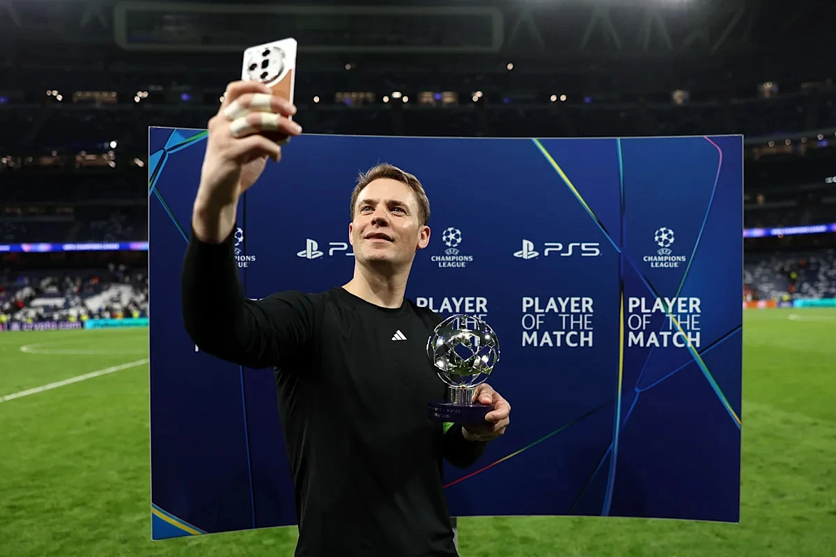 Bayern Munich coach Vincent Kompany expresses his appreciation for Manuel Neuer