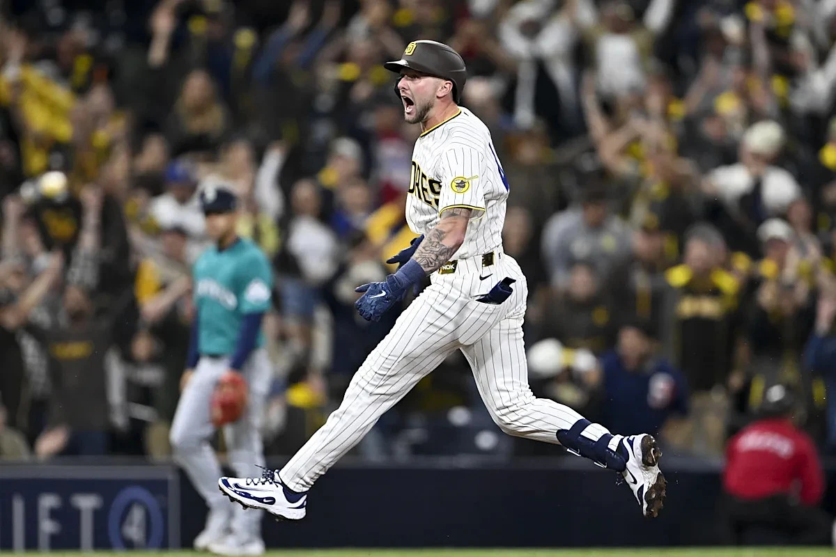 Mariners snatch defeat from jaws of victory, lose walkoff to Padres 7-6