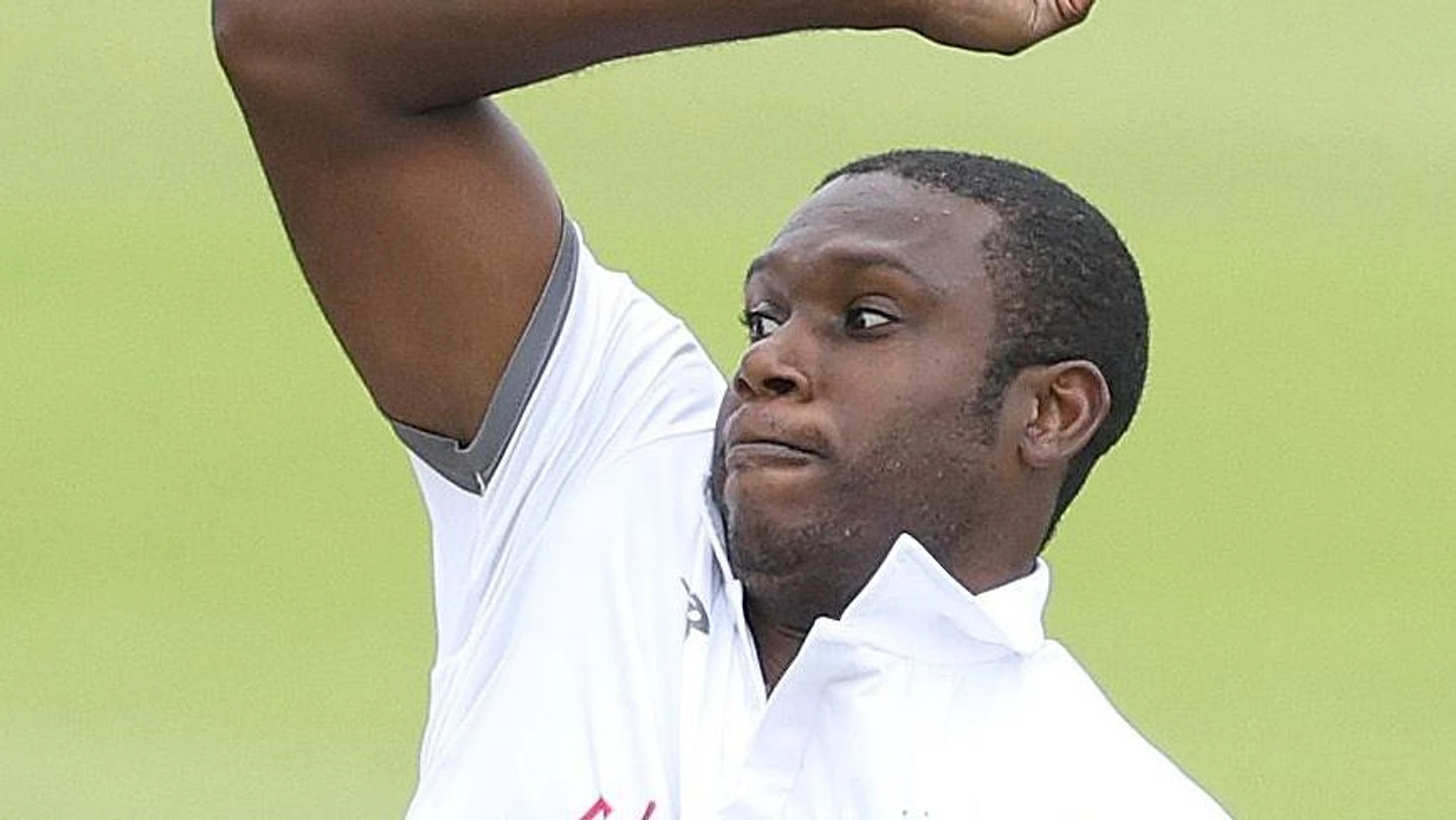 Barker helps Warwickshire to victory against Essex