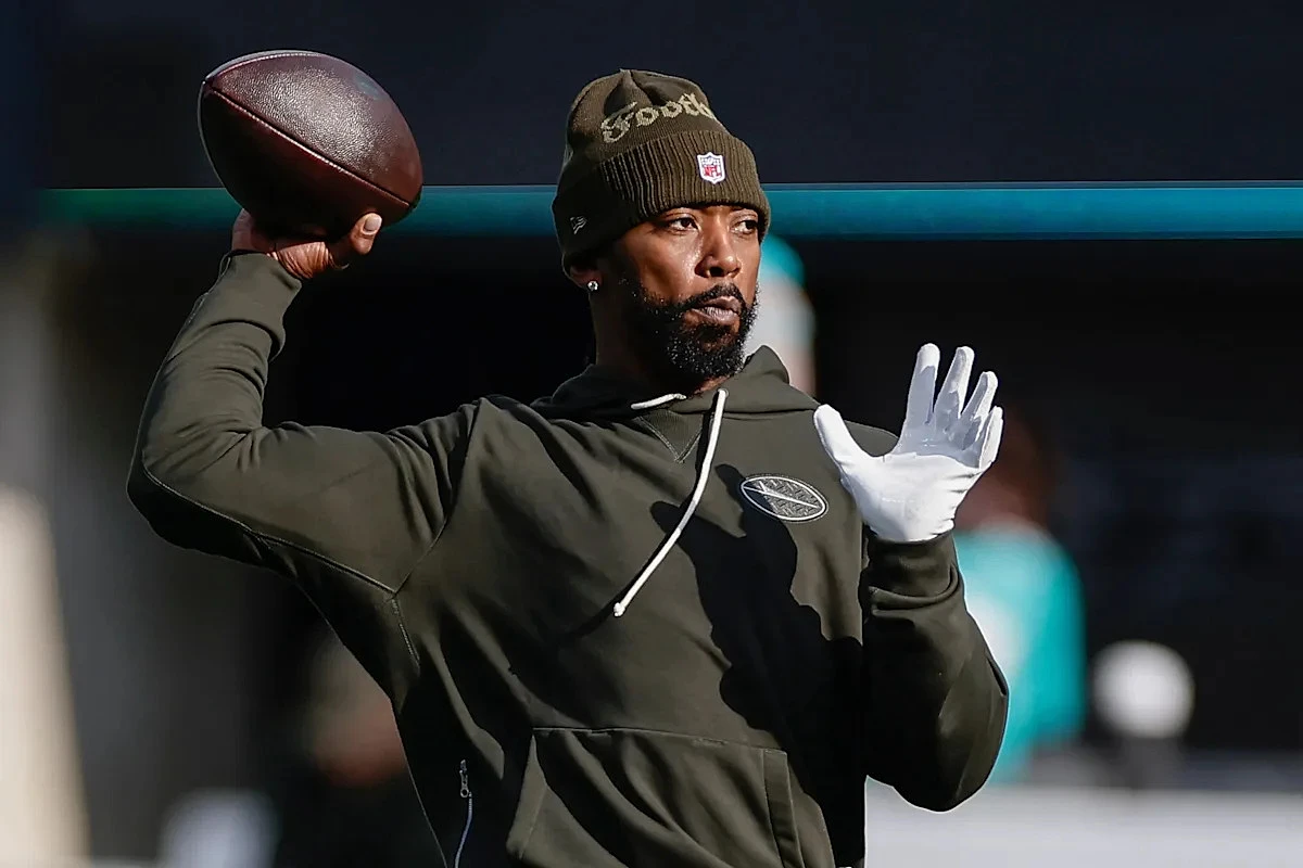 Packers sign QB Tyrod Taylor and release Desmond Ridder