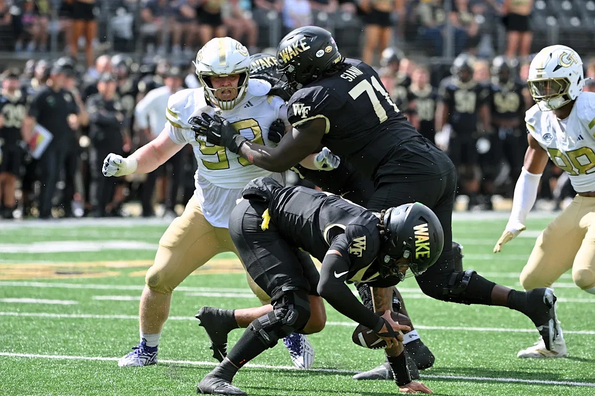 Bears rookie Jordan van den Berg eager to learn from Grady Jarrett