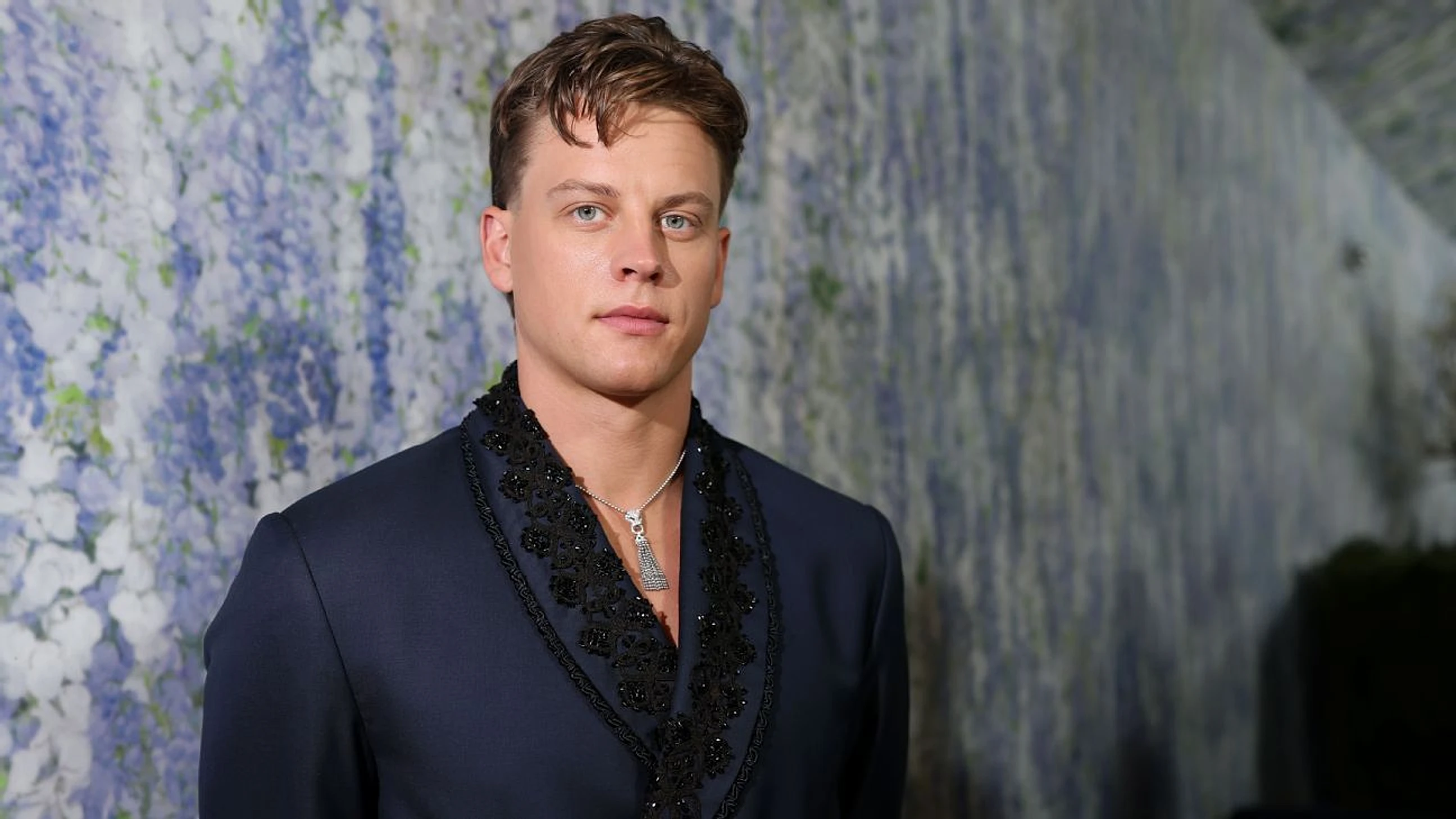 Joe Burrow returns to Cincinnati after busy offsea...