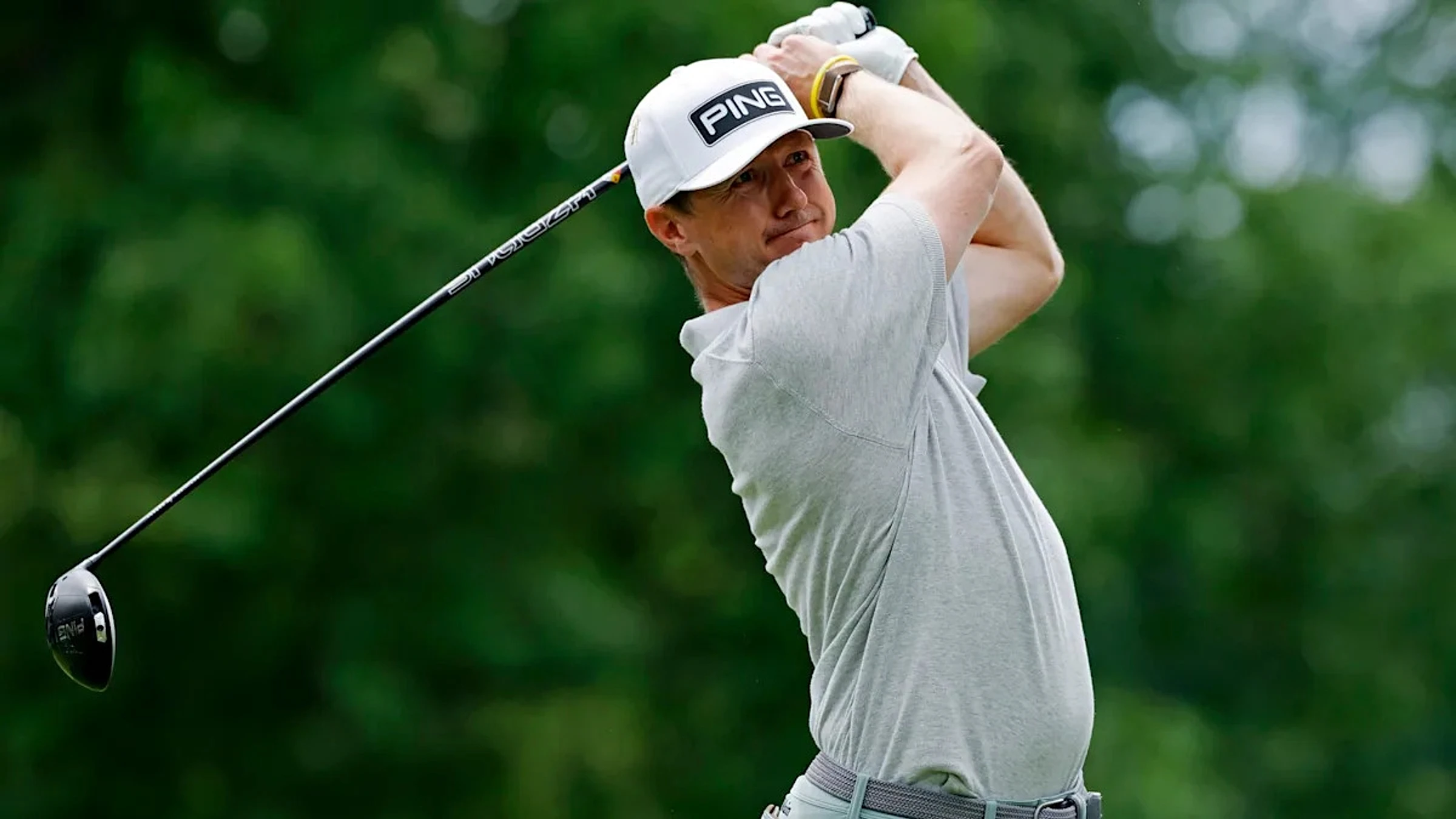 Mackenzie Hughes’ tee shot hits cameraman in head at Truist Championship and then bounces onto green