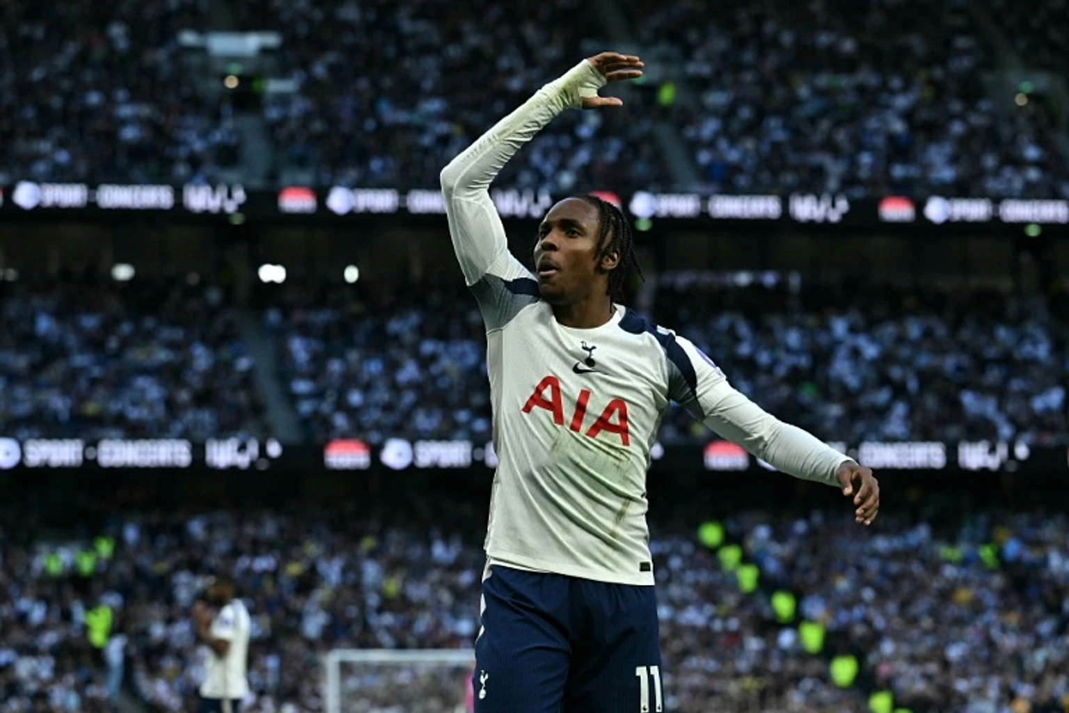Leeds draw leaves Spurs deep in relegation peril