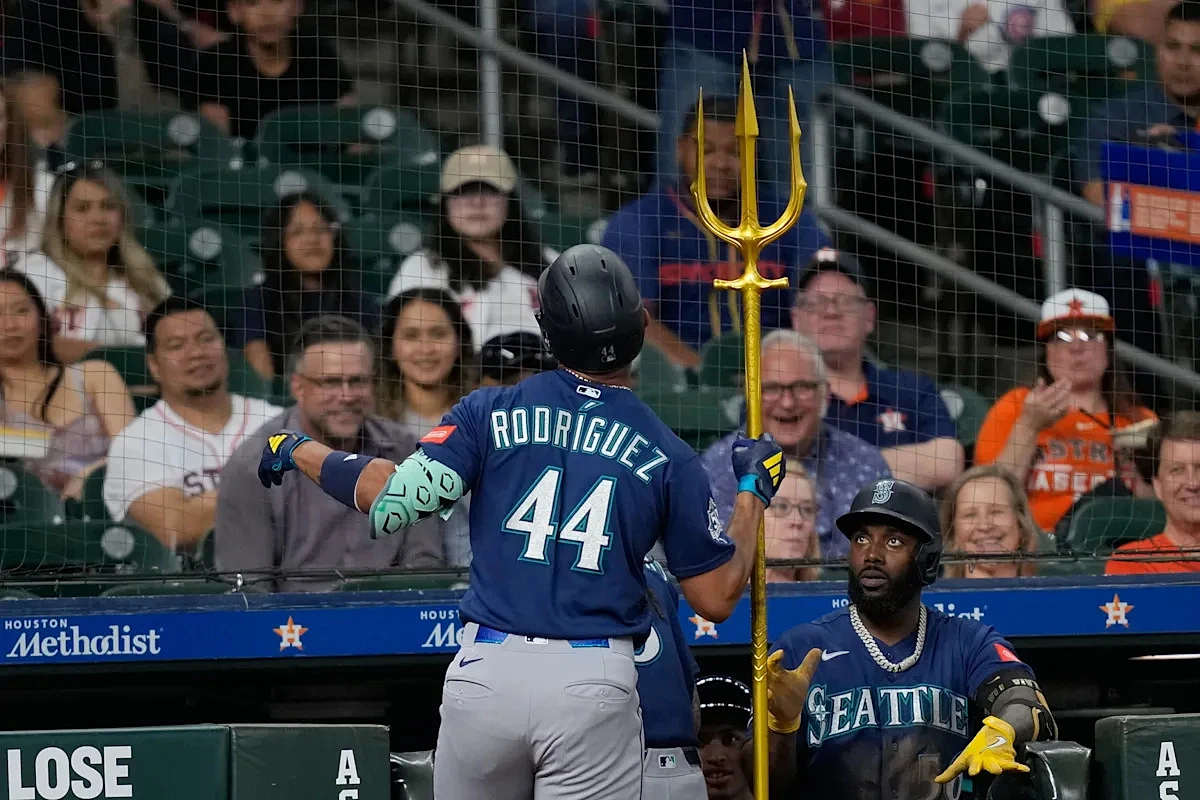 Rodríguez goes deep as the Mariners extend a franchise-record 8-game streak against Astros