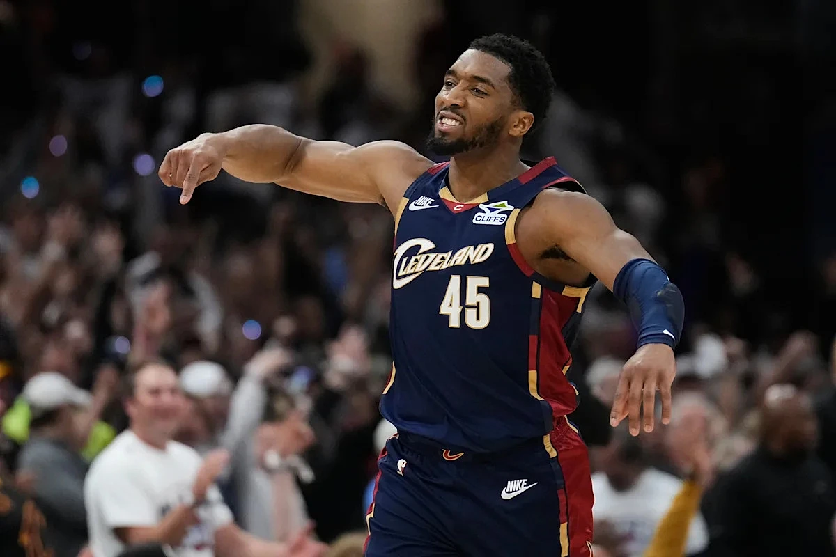 From 4 points to tying a playoff record with a 39-point half, Donovan Mitchell flips Game 4 for Cavs