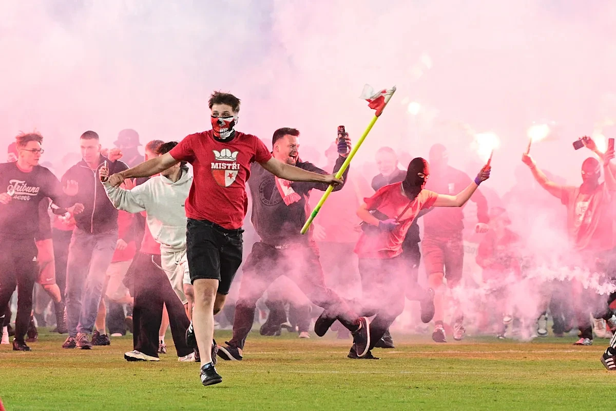 Slavia Prague handed forfeit loss for mass pitch invasion during derby against Sparta