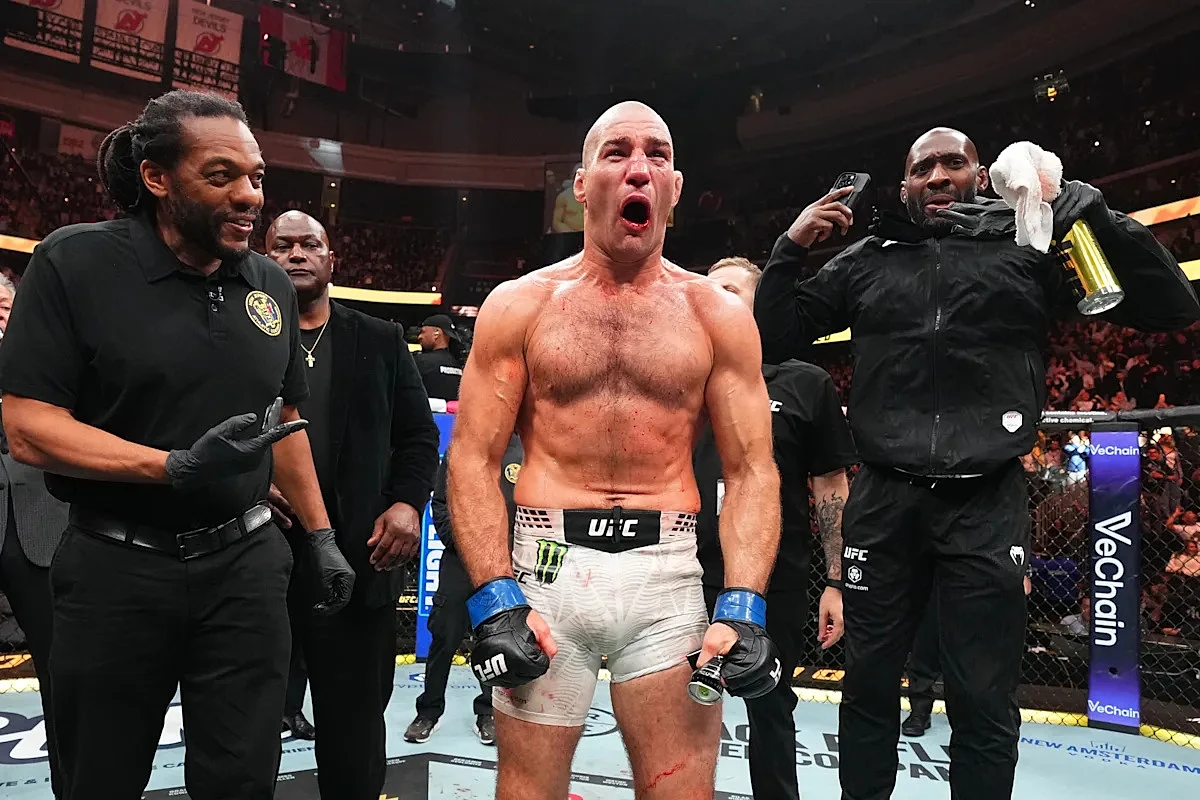 Sean Strickland's coach confirms new UFC champ got 'hurt pretty bad' just days before Khamzat Chimaev upset