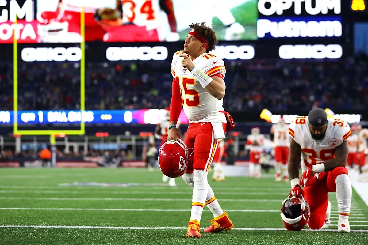 Ex-NFL QB asks Mina Kimes a bold question about Patrick Mahomes injury