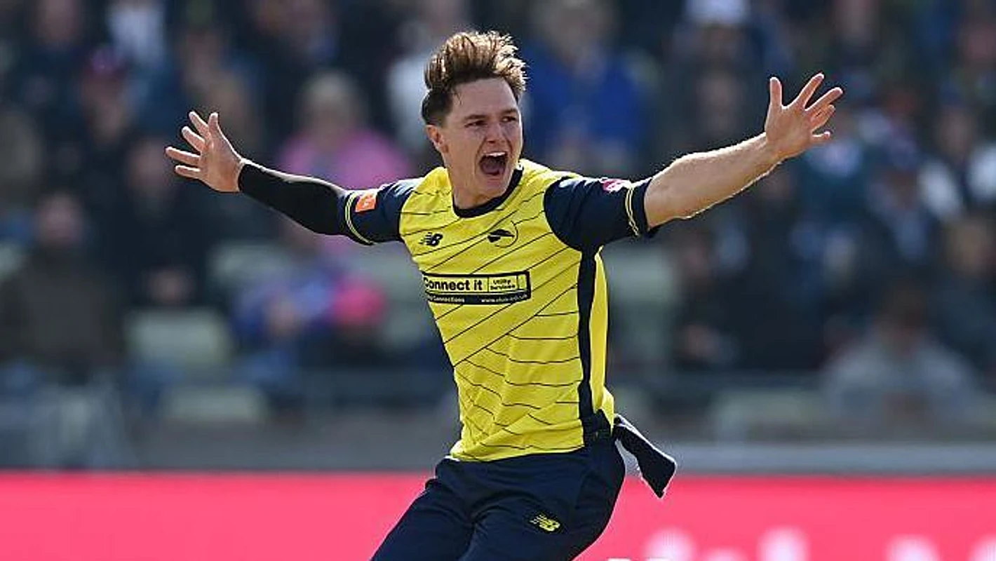 England fast bowler Baker extends Hampshire deal