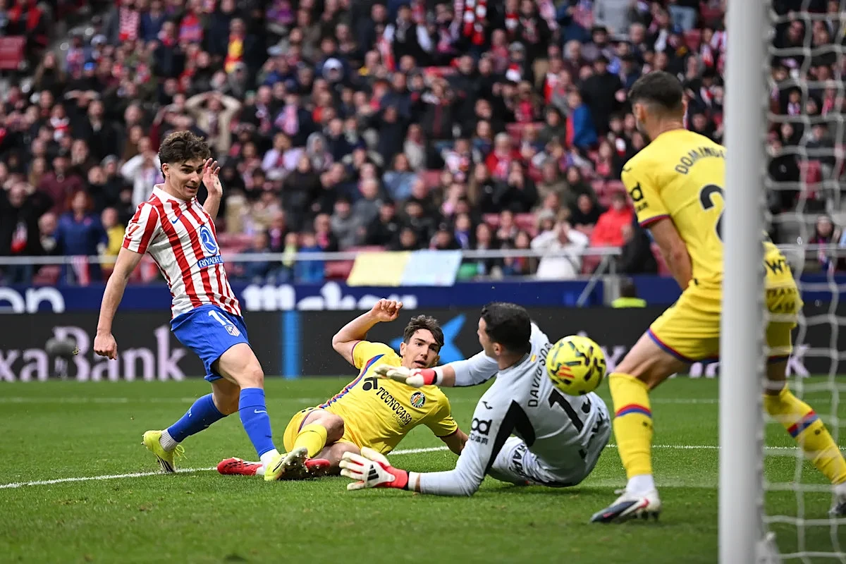 Paris Saint-Germain offer two players to Atletico Madrid in Julian Alvarez talks