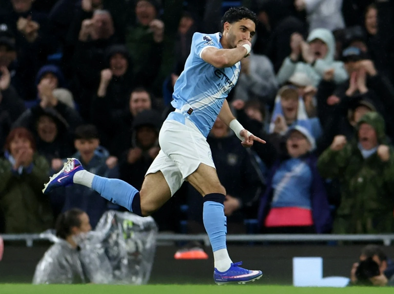 Man City see off Palace to keep pressure on Arsenal