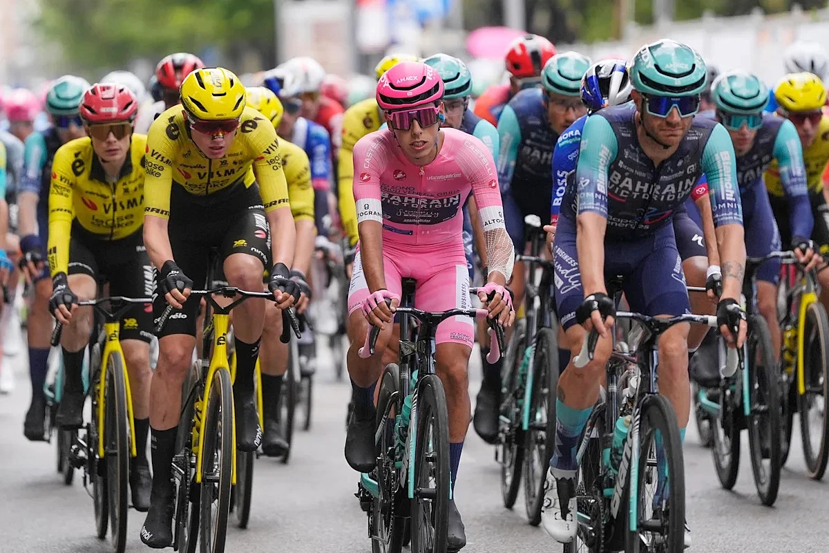 Ballerini dodges a late crash to seize a breakthrough Giro stage win in Naples