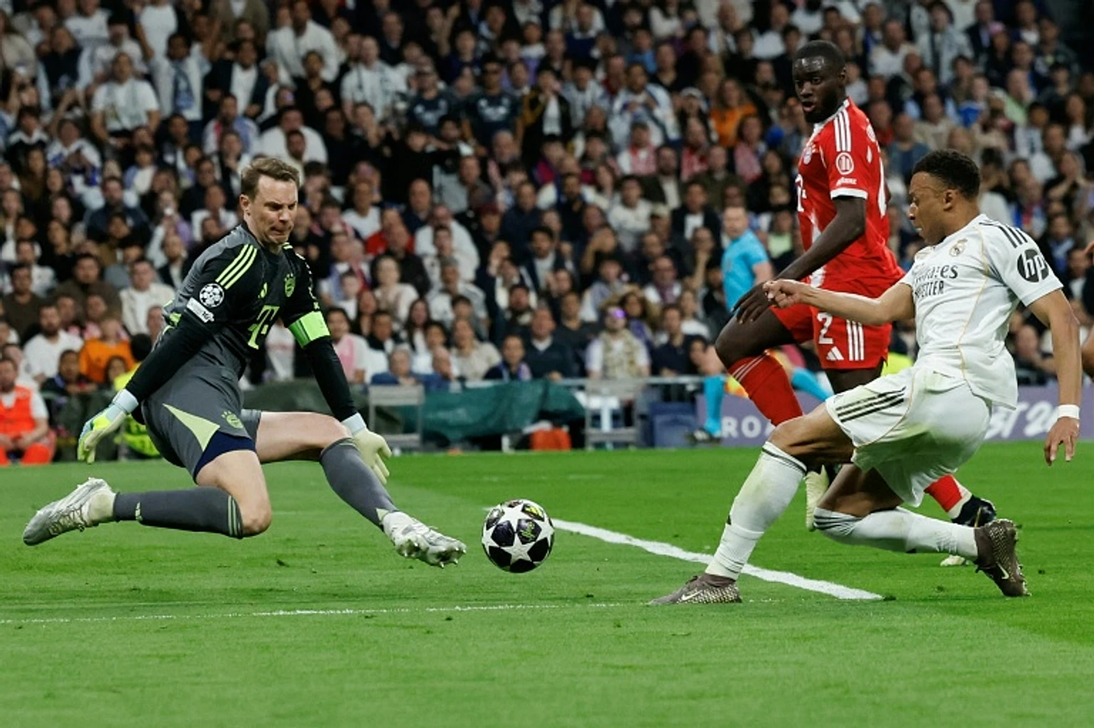 Bayern veteran Neuer signs one-year contract extension