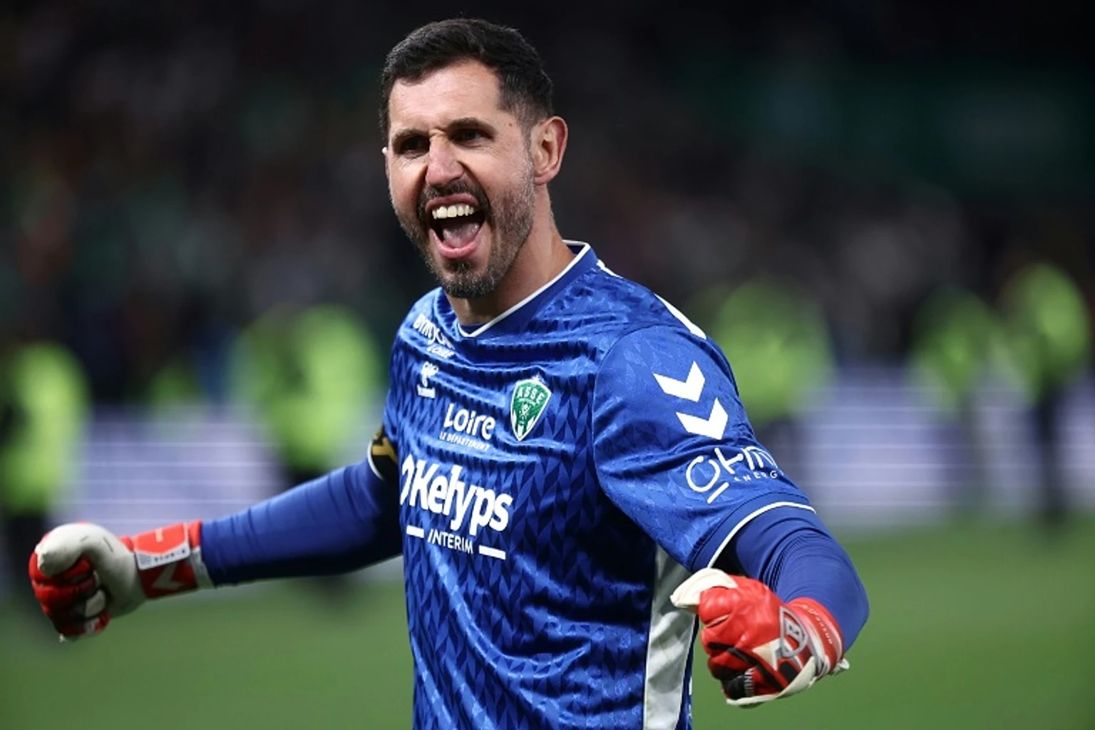 Substitute 'keeper sends Saint-Etienne into promotion play-off
