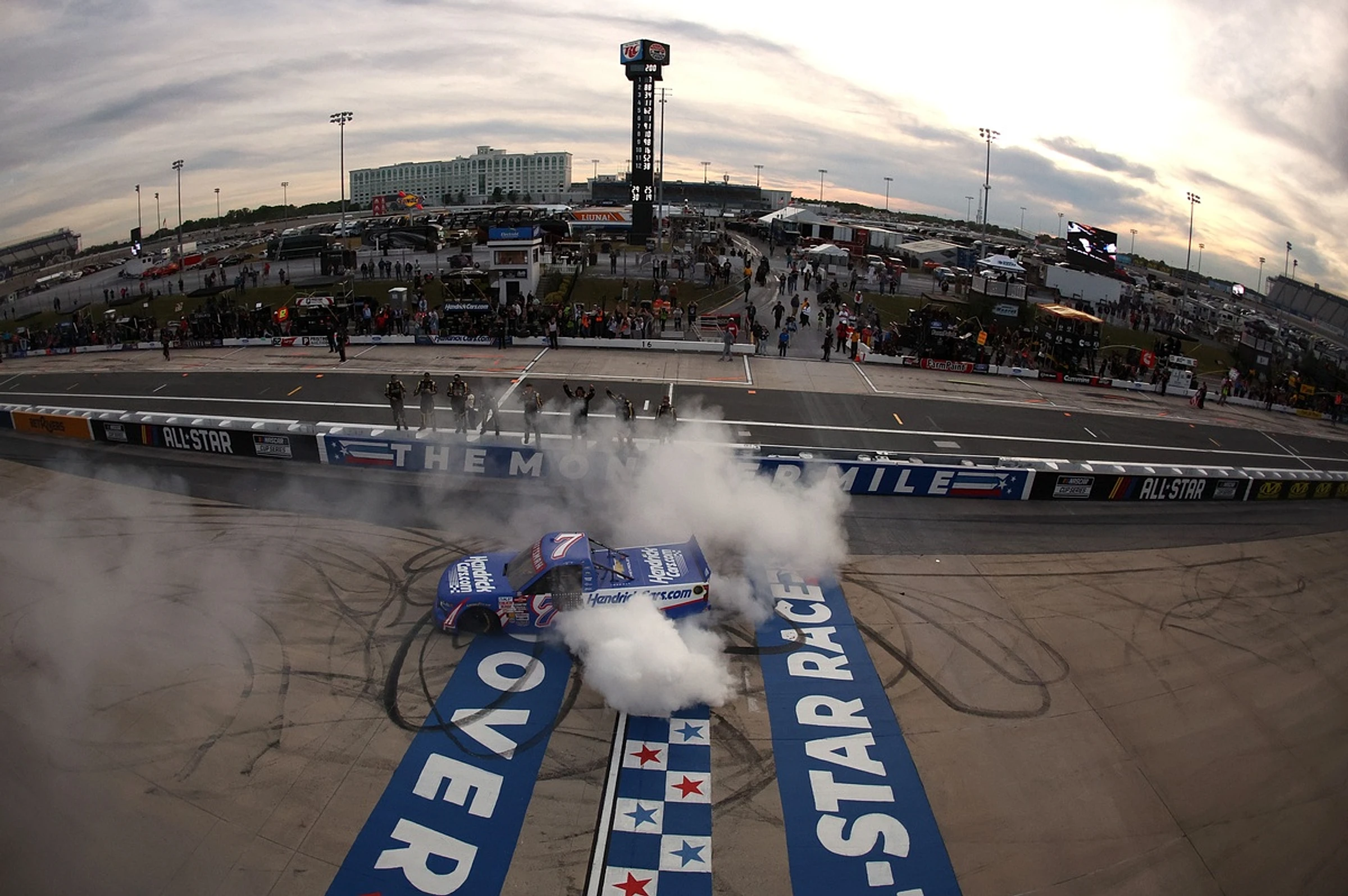 Kyle Busch stretches fuel to claim 69th NASCAR Truck win at Dover